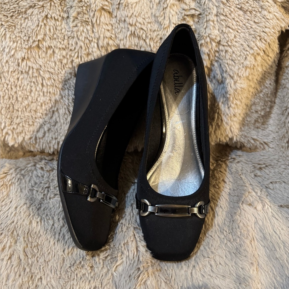 Abella Women’s Black Wedge Pumps size 7  EUC